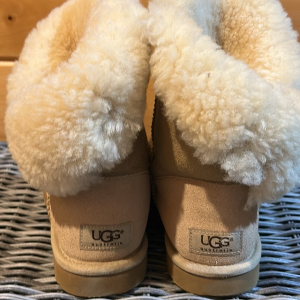 Uggs Bailey Button - image 2